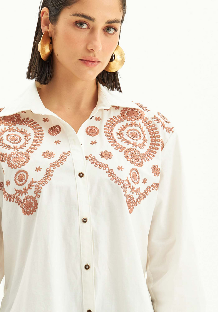 Camisa Branca Lança Perfume Manga Longa Bordada